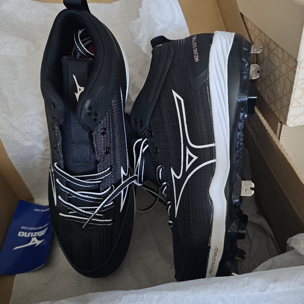 MIZUNO SWEEP MID WOMEN'S METAL SOFTBALL CLEAT Tough and incredibly lightweight